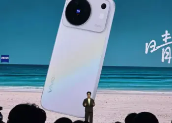 Panggung peluncuran global Vivo X500 Series dengan layar besar menampilkan varian Pro Max warna putih.