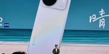 Panggung peluncuran global Vivo X500 Series dengan layar besar menampilkan varian Pro Max warna putih.
