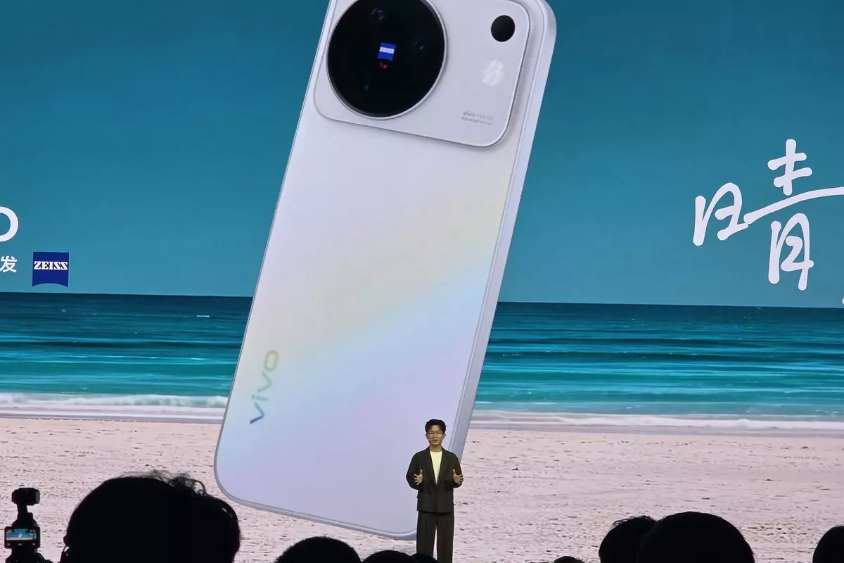 Panggung peluncuran global Vivo X500 Series dengan layar besar menampilkan varian Pro Max warna putih.