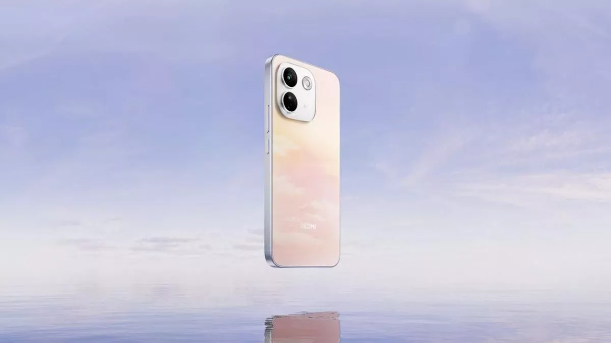Tampilan belakang Redmi Note 17 Pro warna gradasi dengan modul kamera ganda di atas permukaan air.