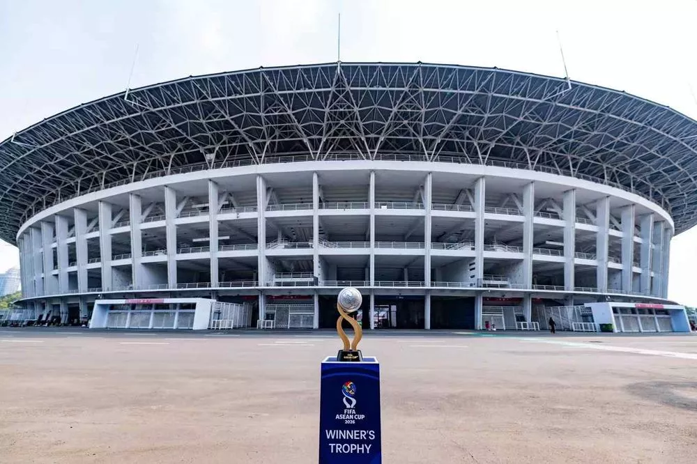 Trofi FIFA ASEAN Cup 2026 terpajang di depan megahnya bangunan stadion megah jelang laga Timnas Indonesia.