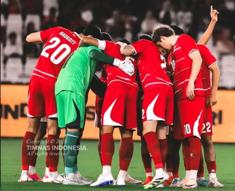 para pemain Timnas Indonesia saling merangkul membentuk lingkaran di lapangan sebelum laga melawan Malaysia dimulai.