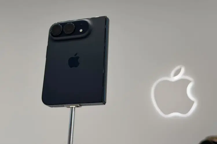 Penampakan bodi belakang iPhone Duo warna hitam terpasang pada stand pameran dengan logo Apple menyala di latar belakang.