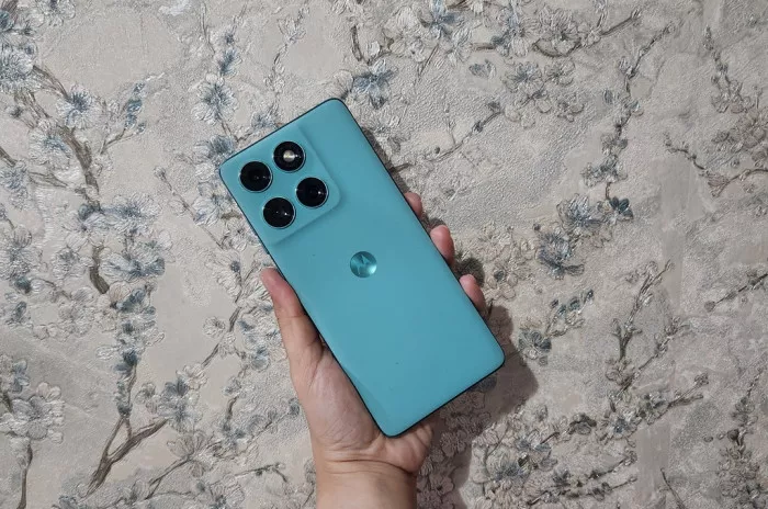 Genggaman tangan bodi belakang HP Motorola warna toska bertekstur kulit premium.
