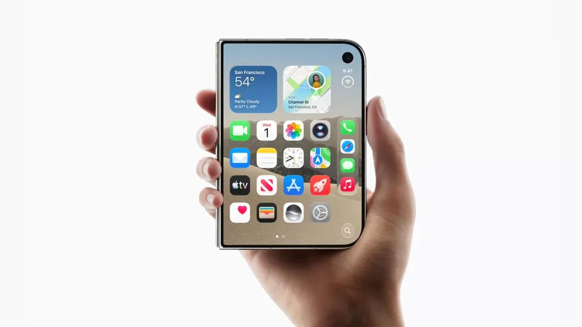 Tangan memegang iPhone Duo dalam posisi terlipat menampilkan layar luar berisikan ikon aplikasi iOS dan widget.