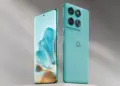 Tampak depan dan belakang HP Motorola dengan layar melengkung dan bodi warna hijau toska.