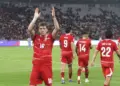 Pemain Timnas Indonesia nomor punggung 10 bertepuk tangan memberikan apresiasi kepada suporter di tribun stadion.
