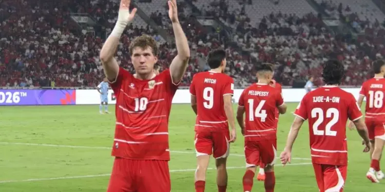 Pemain Timnas Indonesia nomor punggung 10 bertepuk tangan memberikan apresiasi kepada suporter di tribun stadion.