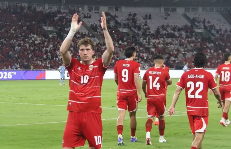 Pemain Timnas Indonesia nomor punggung 10 bertepuk tangan memberikan apresiasi kepada suporter di tribun stadion.