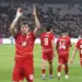 Pemain Timnas Indonesia nomor punggung 10 bertepuk tangan memberikan apresiasi kepada suporter di tribun stadion.