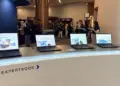 Barisan laptop ASUS Expertbook dipajang dalam pameran bisnis untuk panduan memilih spesifikasi laptop pebisnis.