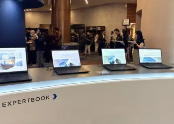 Barisan laptop ASUS Expertbook dipajang dalam pameran bisnis untuk panduan memilih spesifikasi laptop pebisnis.