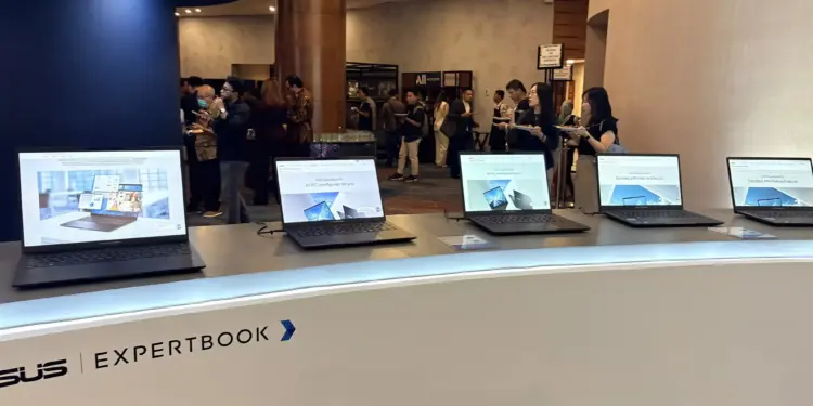 Barisan laptop ASUS Expertbook dipajang dalam pameran bisnis untuk panduan memilih spesifikasi laptop pebisnis.