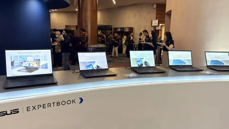 Barisan laptop ASUS Expertbook dipajang dalam pameran bisnis untuk panduan memilih spesifikasi laptop pebisnis.