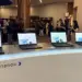 Barisan laptop ASUS Expertbook dipajang dalam pameran bisnis untuk panduan memilih spesifikasi laptop pebisnis.