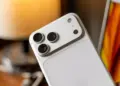 Pojok modul kamera belakang iPhone 18 Pro Max warna putih silver