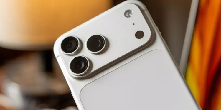 Pojok modul kamera belakang iPhone 18 Pro Max warna putih silver