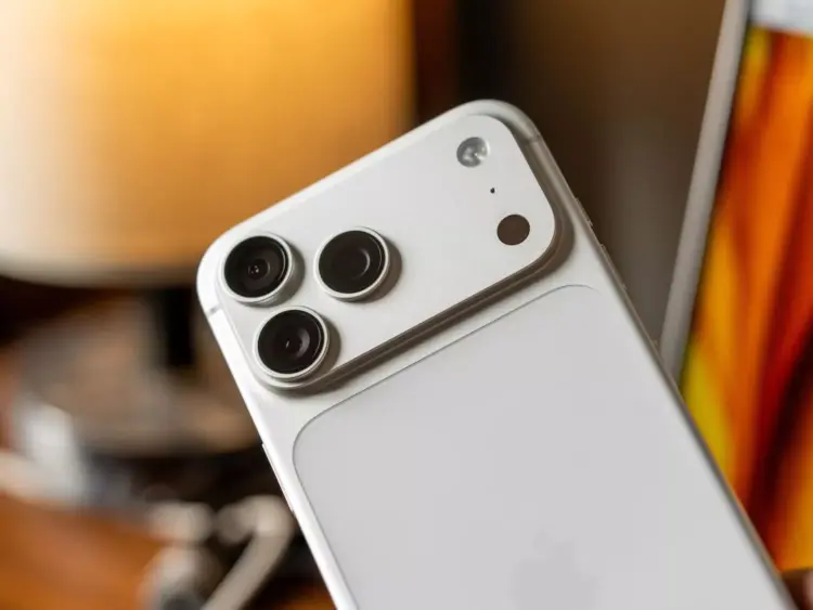 Pojok modul kamera belakang iPhone 18 Pro Max warna putih silver