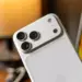 Pojok modul kamera belakang iPhone 18 Pro Max warna putih silver