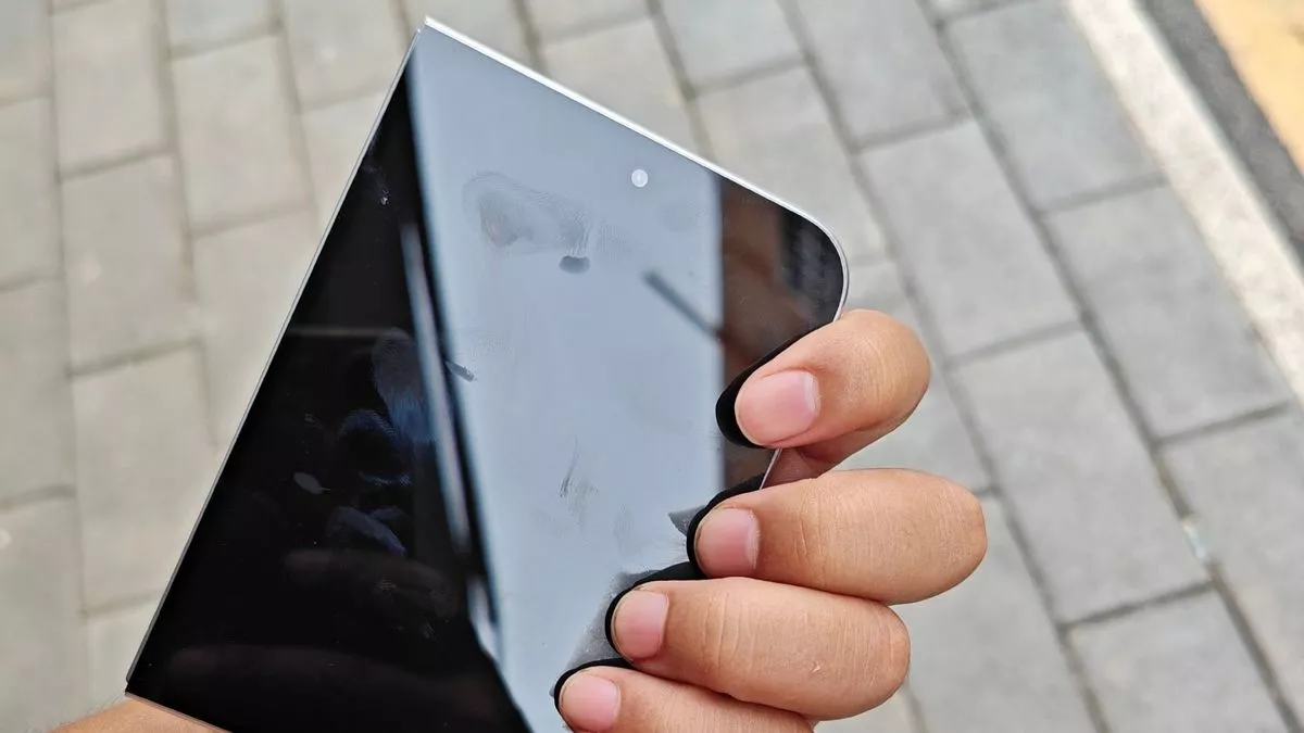 Prototype layar HP lipat modern dalam genggaman tangan untuk informasi bocoran harga iPhone Ultra.