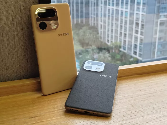 Dua unit HP Realme kamera 200MP diletakkan di atas meja kayu dengan bodi belakang bertekstur premium.