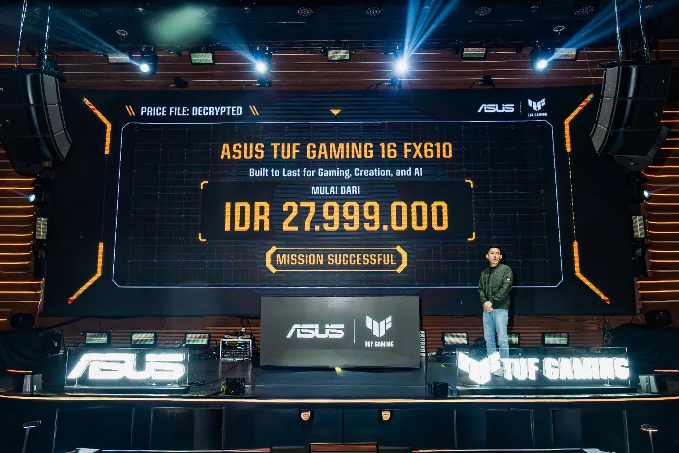 Presentasi peluncuran harga ASUS TUF Gaming 16 FX610 mulai dari IDR 27.999.000 di atas panggung.