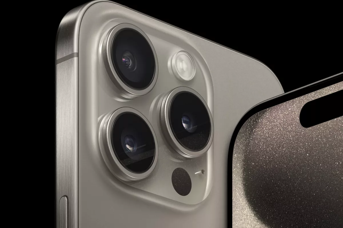 Detail jarak dekat kamera belakang dan bodi titanium iPhone 15 Pro Max yang mempengaruhi penentuan harga iPhone 15 varian tertinggi.