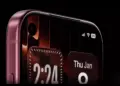 Tampilan jarak dekat sudut atas layar iPhone 18 Pro Max memperlihatkan indikator baterai dan punch hole kamera.