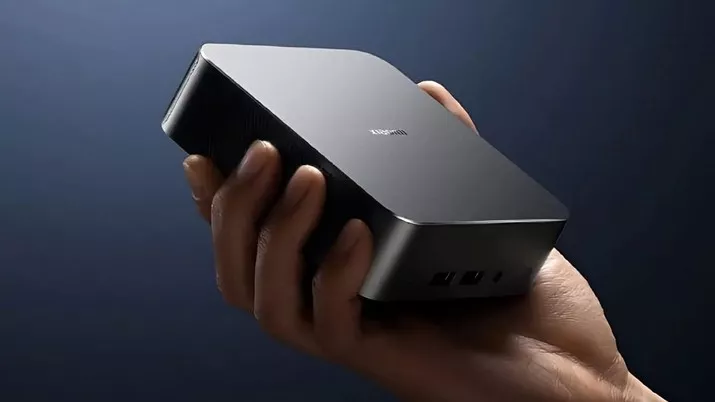 Seseorang memegang Infinix Mini PC X1 yang berukuran amat ringkas seukuran telapak tangan.