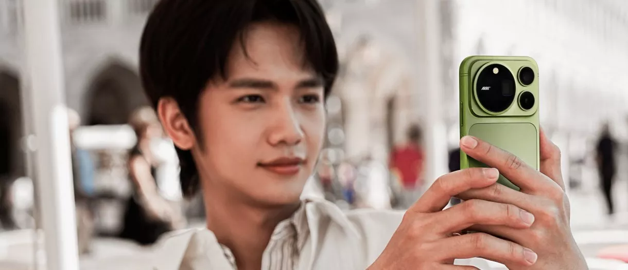 Seseorang sedang memegang Honor Magic 9 Pro Max warna hijau untuk mengambil foto.