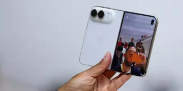 Seseorang memegang iPhone Duo kondisi terlipat menampilkan antarmuka kamera di layar luar.
