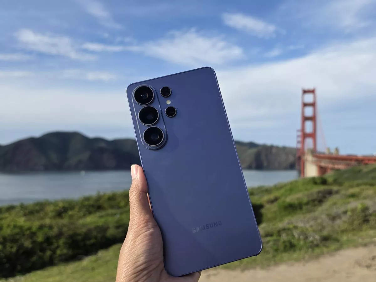 Samsung Galaxy S24 Ultra warna ungu dipegang di luar ruangan untuk daftar HP paling laku di 2026.