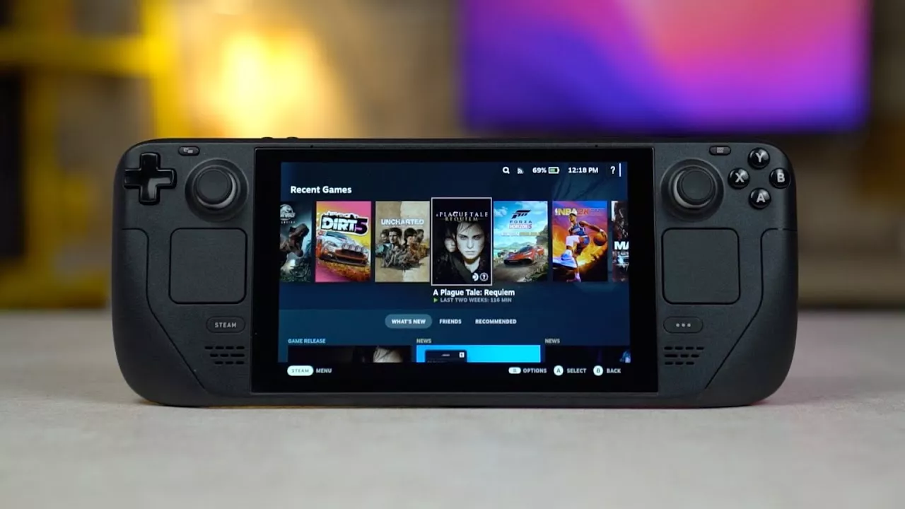 Konsol genggam Steam Deck menampilkan antarmuka perpustakaan game di layar.