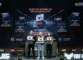 Perwakilan ASUS memamerkan jajaran laptop ASUS TUF Gaming 16 dan varian lainnya di atas panggung acara peluncuran.