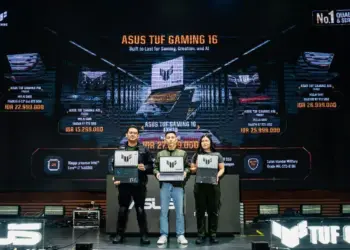 Perwakilan ASUS memamerkan jajaran laptop ASUS TUF Gaming 16 dan varian lainnya di atas panggung acara peluncuran.
