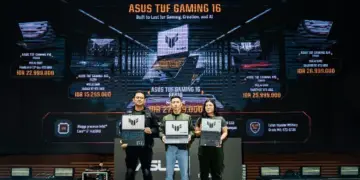 Perwakilan ASUS memamerkan jajaran laptop ASUS TUF Gaming 16 dan varian lainnya di atas panggung acara peluncuran.