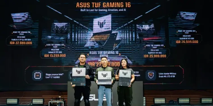 Perwakilan ASUS memamerkan jajaran laptop ASUS TUF Gaming 16 dan varian lainnya di atas panggung acara peluncuran.