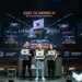 Perwakilan ASUS memamerkan jajaran laptop ASUS TUF Gaming 16 dan varian lainnya di atas panggung acara peluncuran.