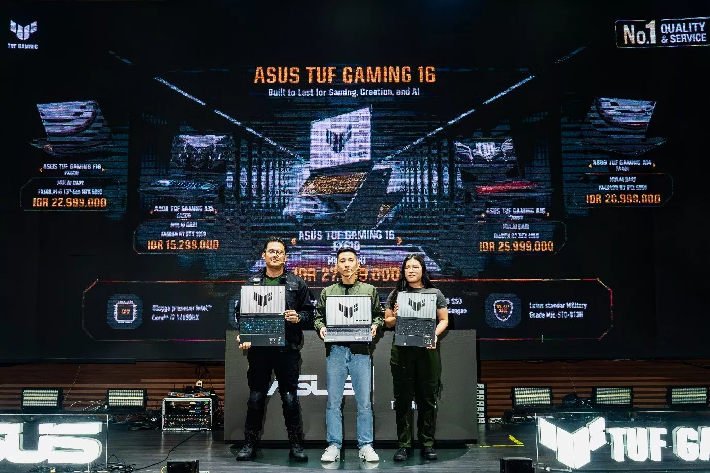 Perwakilan ASUS memamerkan jajaran laptop ASUS TUF Gaming 16 dan varian lainnya di atas panggung acara peluncuran.