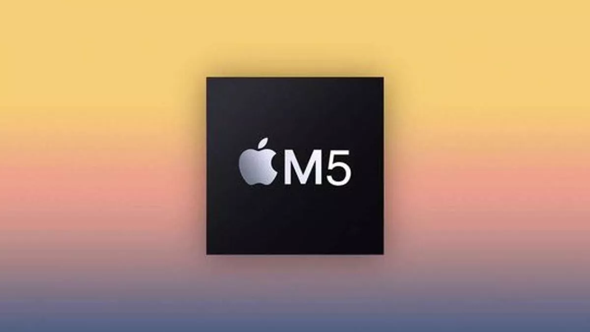 Chipset Apple M5 dengan latar belakang gradasi warna pastel hangat.