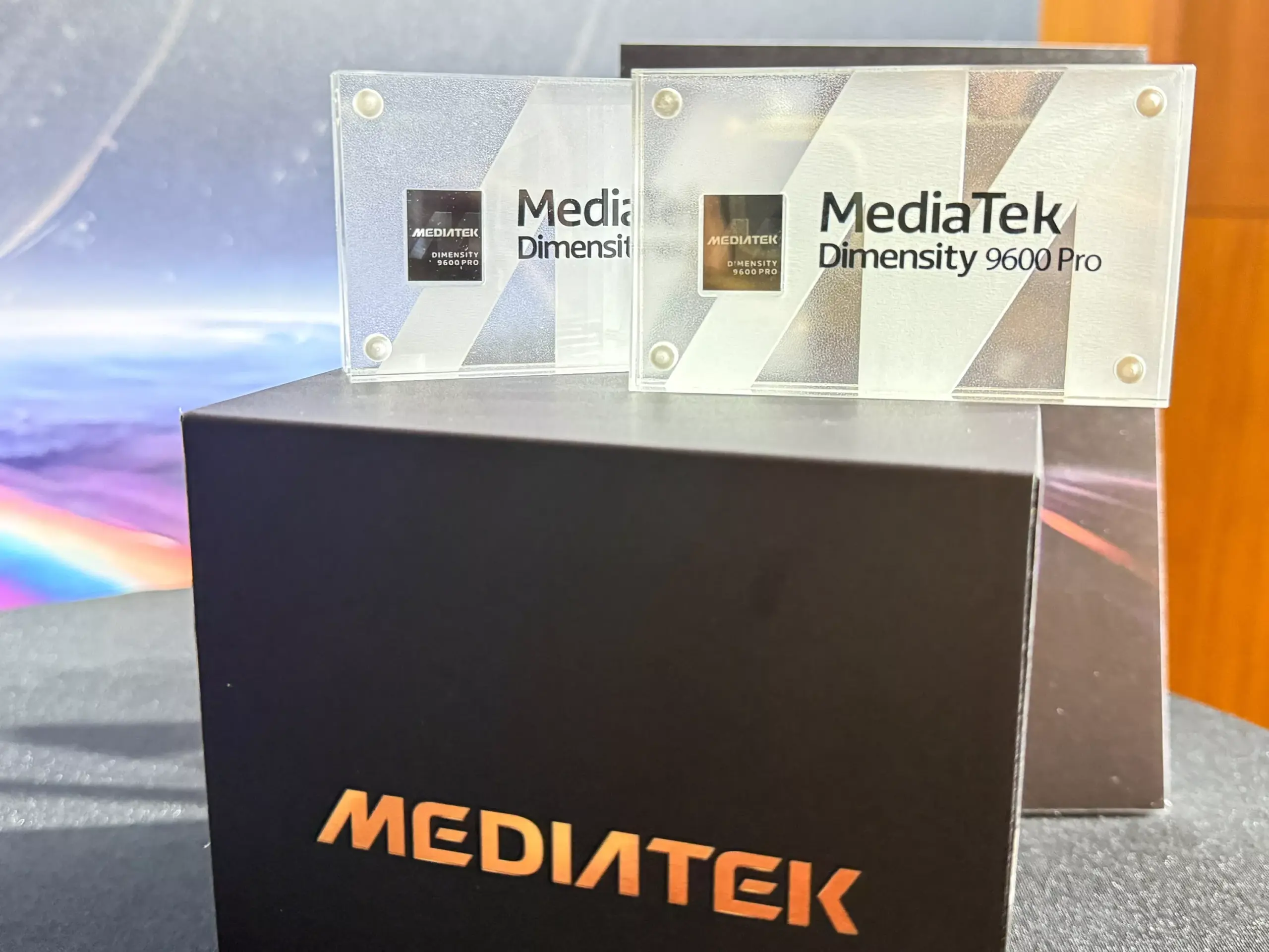 Tampilan fisik plakat akrilik MediaTek Dimensity 9600 Pro pada acara peluncuran resmi.