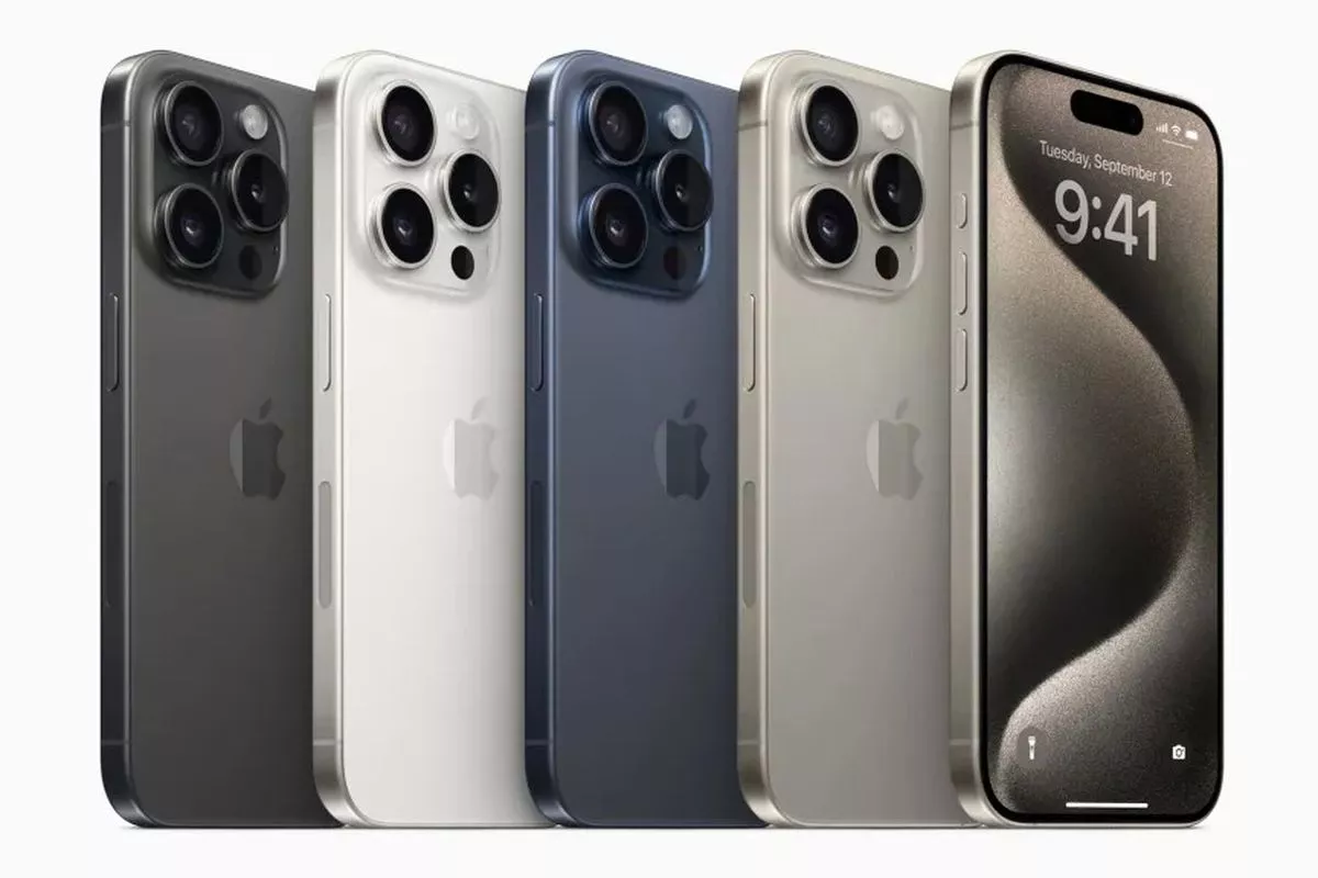 Pilihan warna lengkap iPhone 15 Pro Series meliputi Natural Titanium, Blue Titanium, White Titanium, dan Black Titanium.