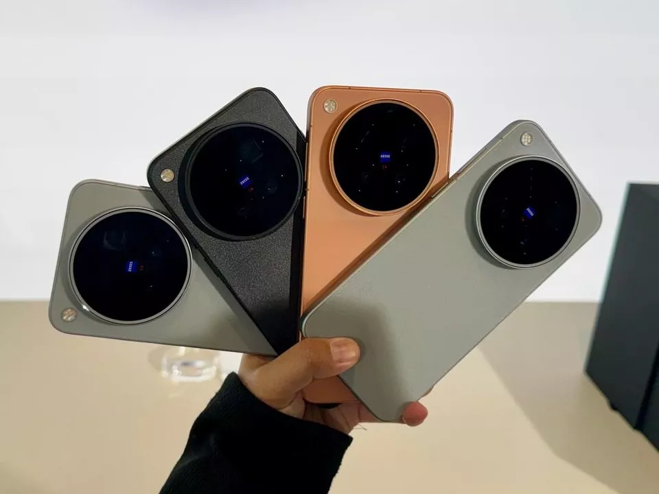 Hands-on empat unit smartphone yang diduga Vivo X500 Pro Max dengan desain bodi glass dan modul kamera ZEISS besar.