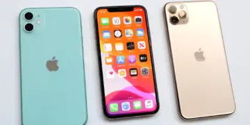 Tiga unit iPhone bekas varian warna Green, layar depan aktif, dan Gold bersandingan di latar putih.