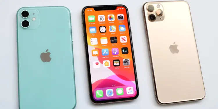 Tiga unit iPhone bekas varian warna Green, layar depan aktif, dan Gold bersandingan di latar putih.