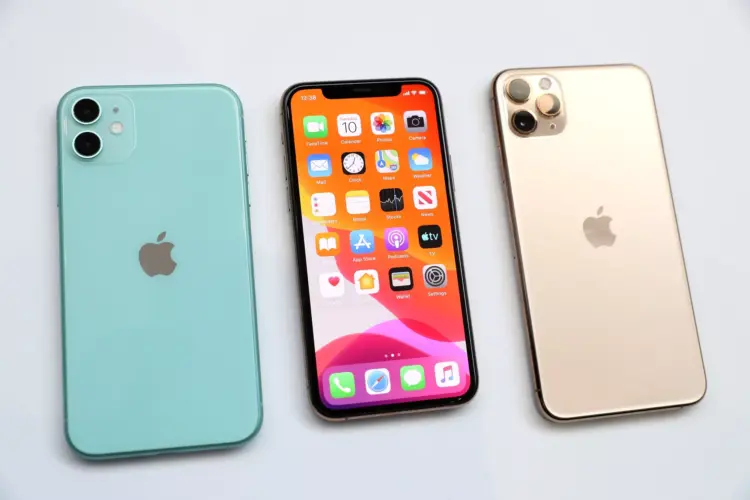 Tiga unit iPhone bekas varian warna Green, layar depan aktif, dan Gold bersandingan di latar putih.