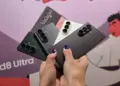 Seseorang memegang empat unit smartphone lipat Samsung Galaxy Z Fold dalam posisi mekar.