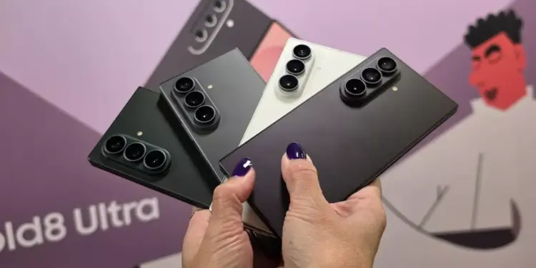 Seseorang memegang empat unit smartphone lipat Samsung Galaxy Z Fold dalam posisi mekar.