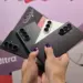 Seseorang memegang empat unit smartphone lipat Samsung Galaxy Z Fold dalam posisi mekar.