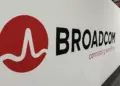 Logo Broadcom, raksasa semikonduktor yang mencatatkan lonjakan pendapatan fantastis dari sektor kecerdasan buatan.